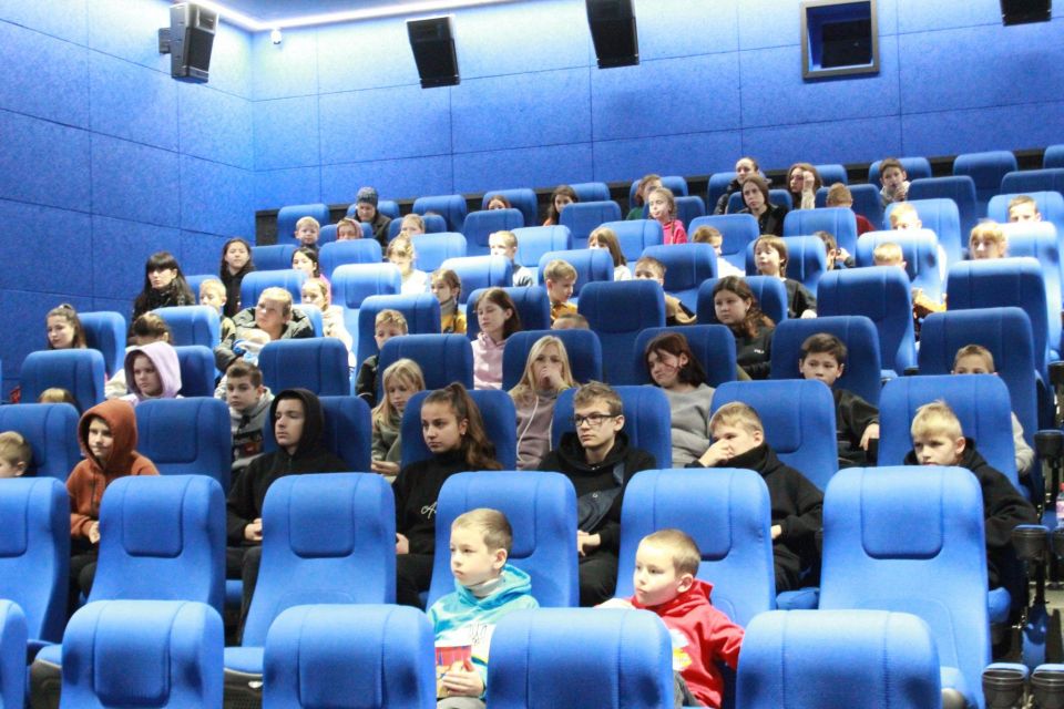 “Свята об’єднують”: для дітей переселенців влаштували кінопоказ у Хмельницькому