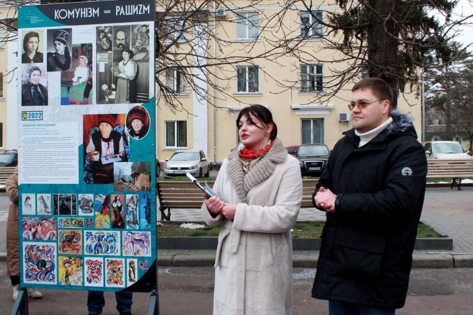 «Комунізм = рашиzм»: у Хмельницькому відбулась виставка Архіву національної пам’яті