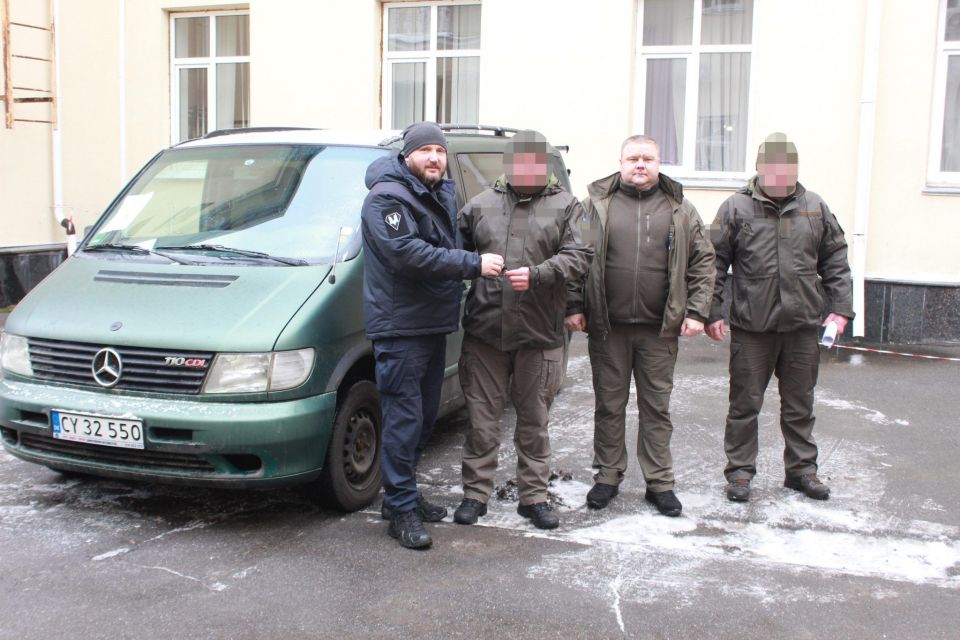 Хмельничани передали на фронт ще один автомобіль для захисників