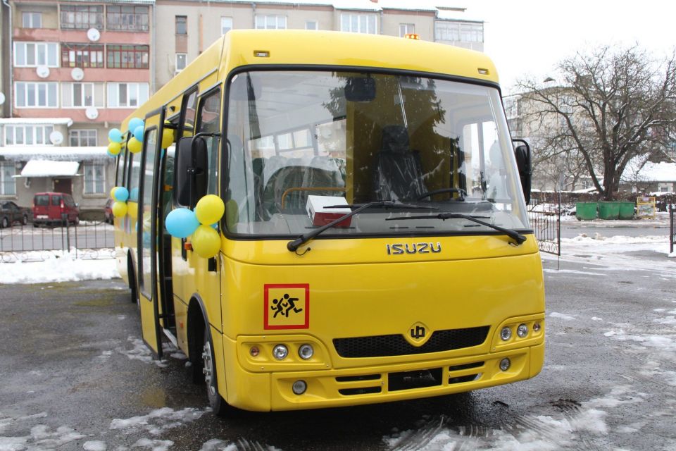 Навчальний заклад у Ярмолинцях отримав новий шкільний автобус