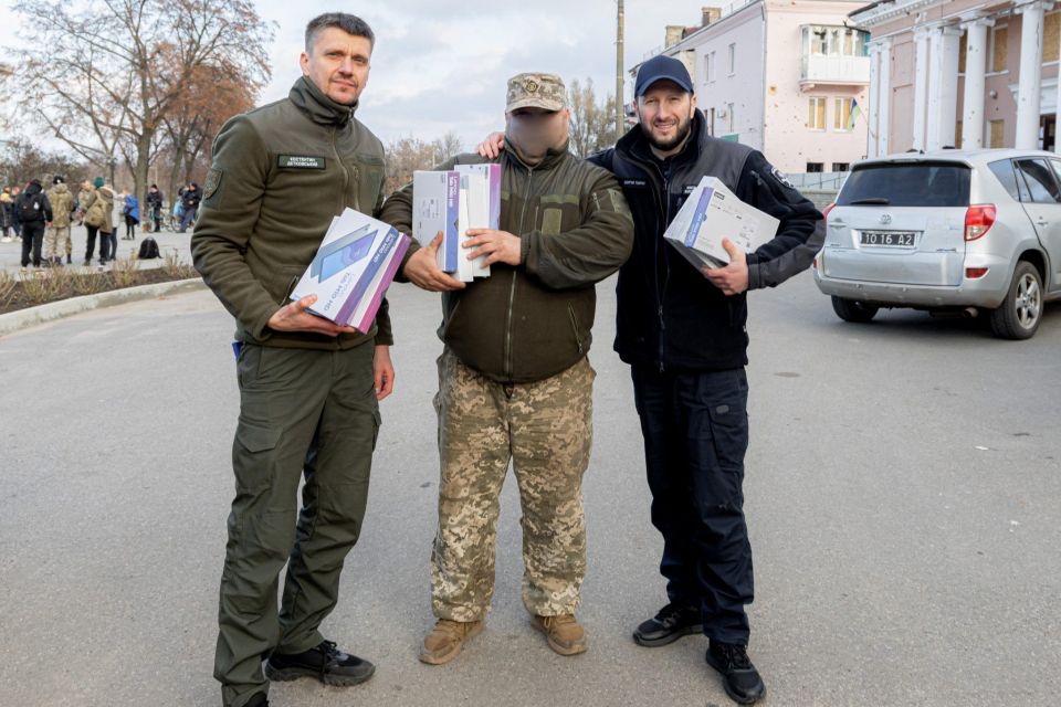 Хмельницьким захисникам, які служать на Сході, передали 10 планшетів