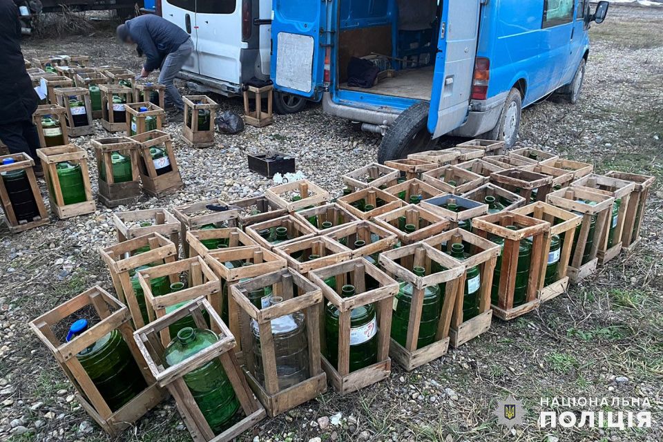 На Кам'янеччині затримали бус із понад 600 літрами алкоголю невідомого походження