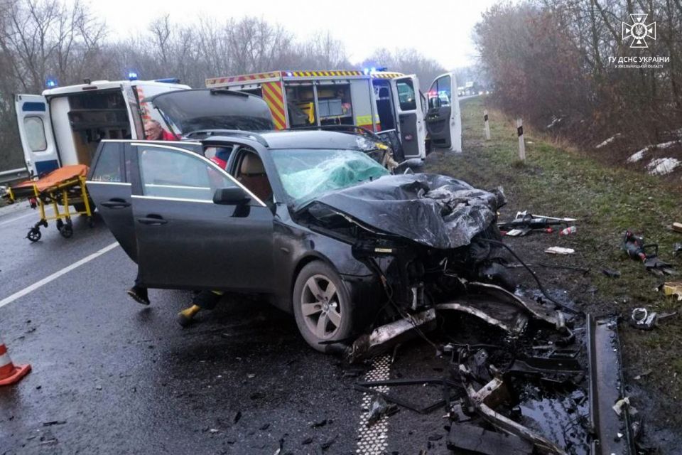 Неподалік Хмельницького зіткнулись бус і “BMW”. Є постраждалі
