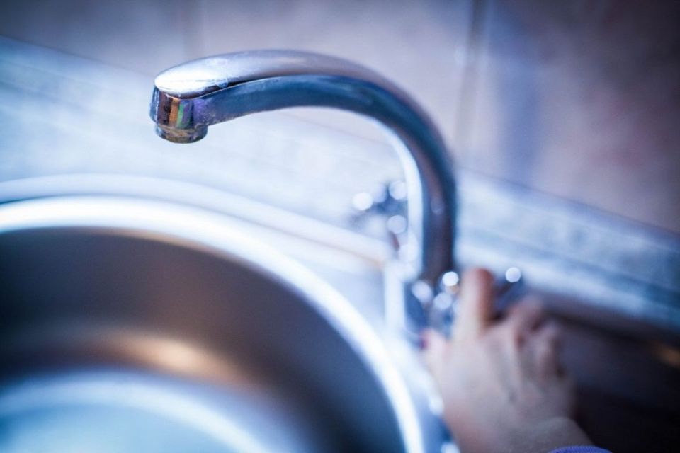 У Хмельницькому ліквідовують порив водогону. Коли відновлять водопостачання