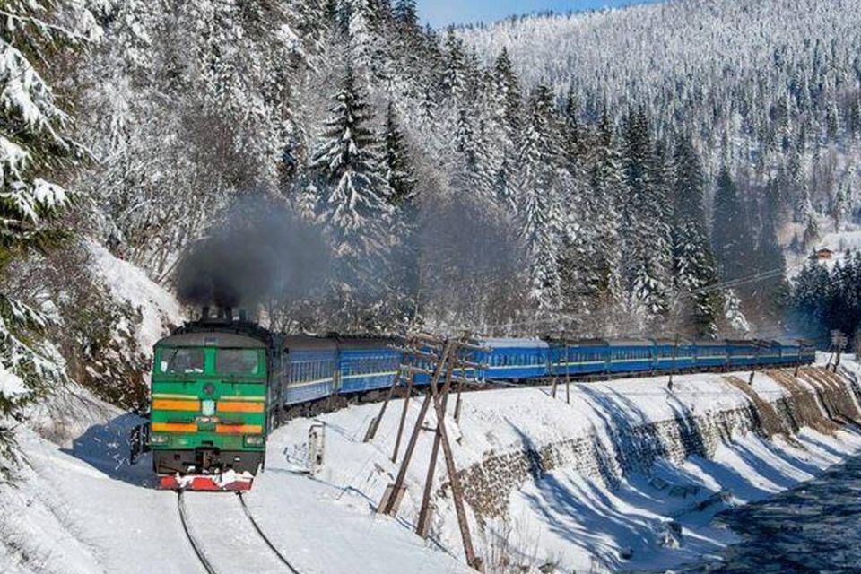 Укрзалізниця призначила додаткові потяги до Карпат. Які з них курсують через Хмельниччину