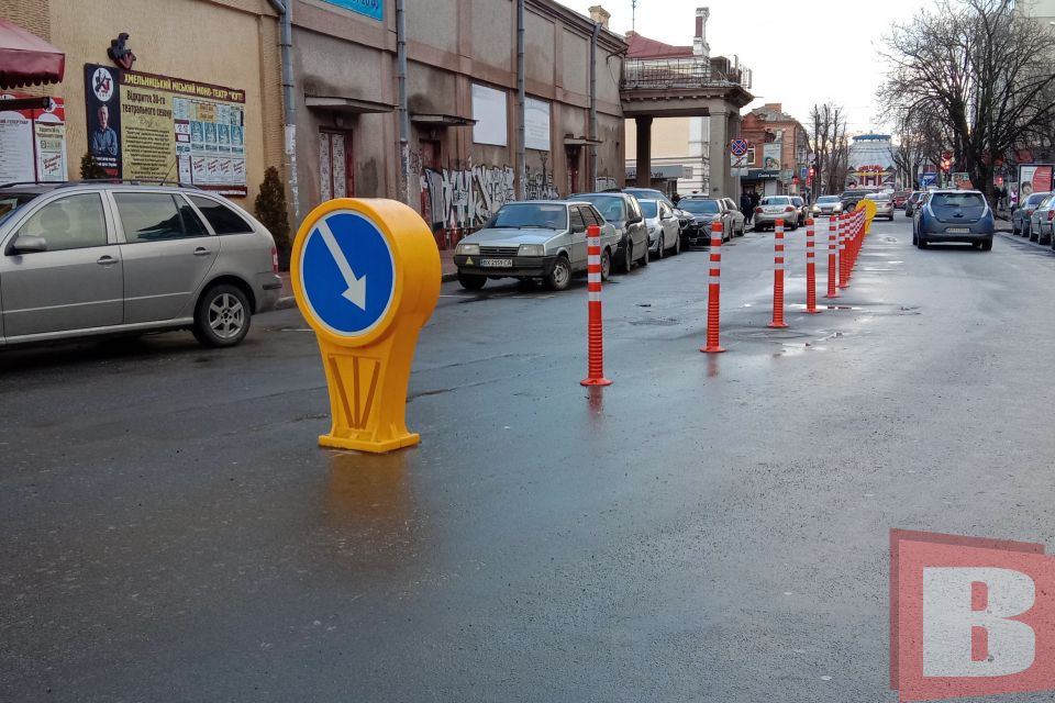 Хто та навіщо встановив стовпчики біля «Атріуму» (ФОТО)