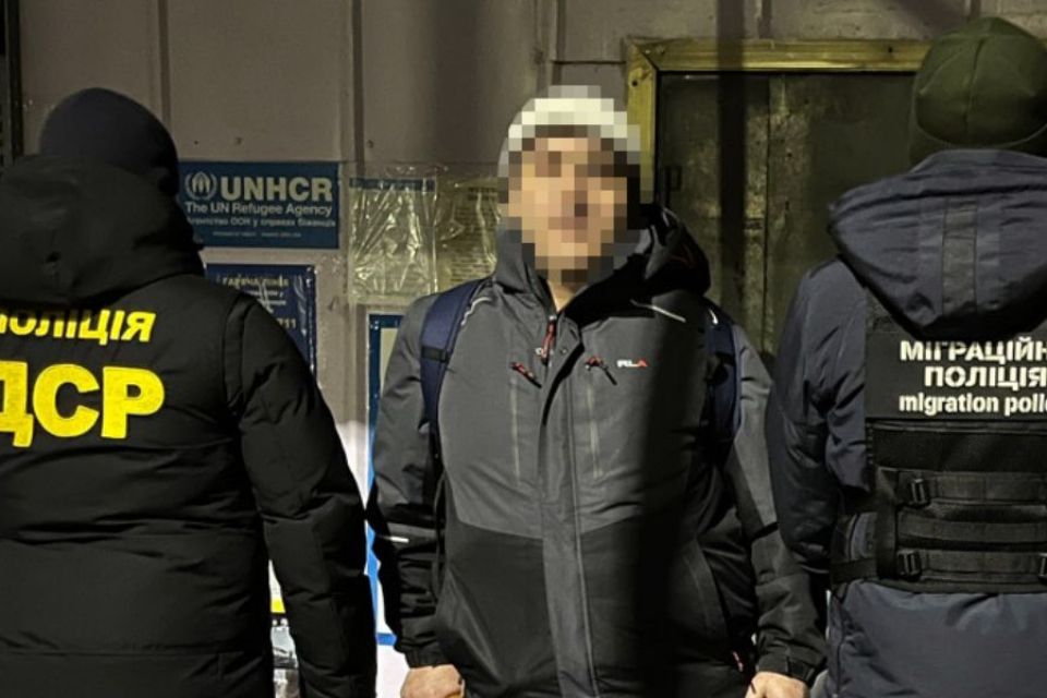 Поліцейські депортували з Хмельниччини кримінального авторитета