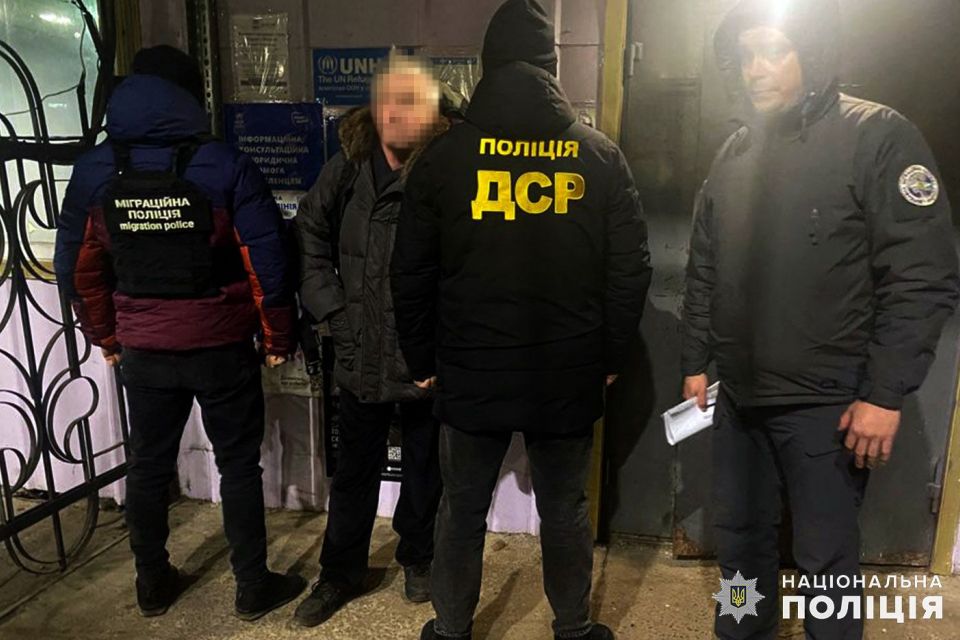 Чемодан-вокзал-росія: правоохоронці депортували з Хмельниччини громадянина рф