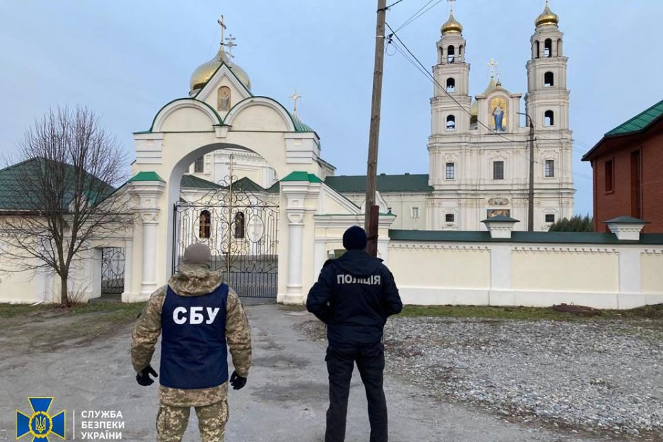 СБУ проводить обшуки на об’єктах УПЦ (МП) на Хмельниччині. Що шукають та які храми перевіряють