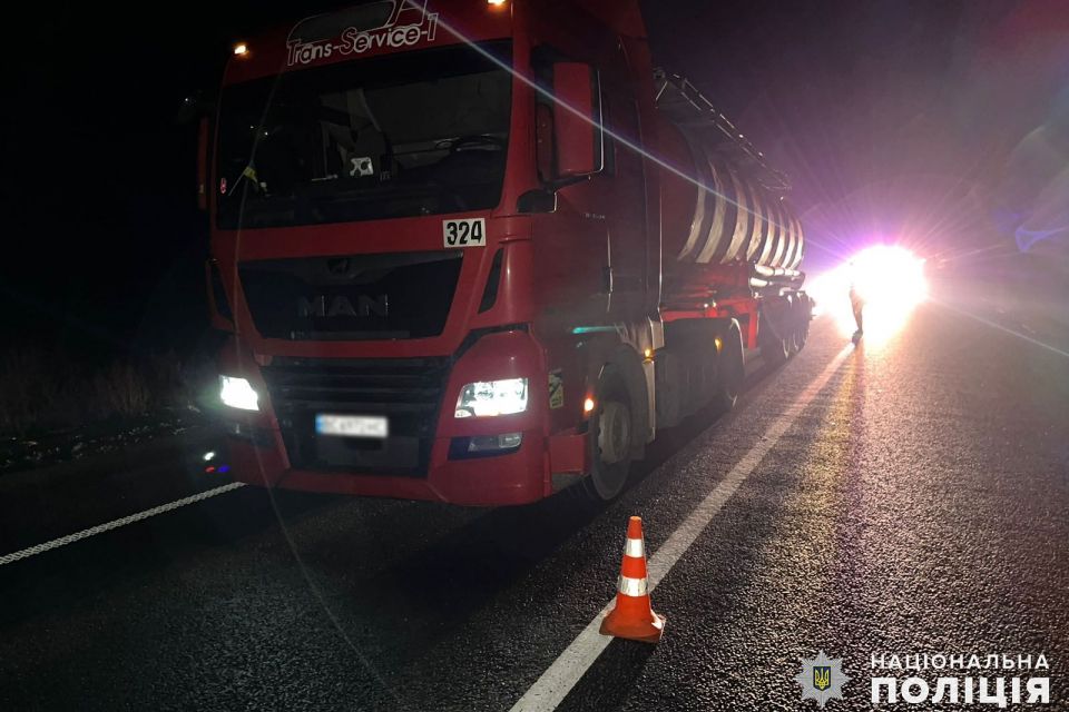 Смертельна ДТП на Хмельниччині: вантажівка збила пішохідку