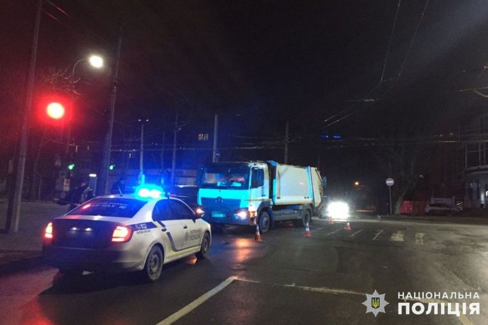 У центрі Хмельницького сміттєвоз збив пішохода