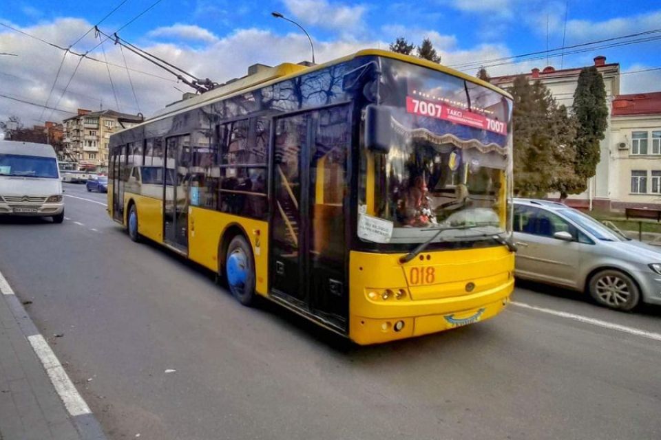 Хмельницький “Електротранс” шукає водіїв та водійок. Які умови?