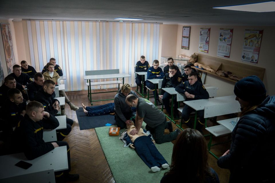 Реанімобіль й навчання: на Хмельниччину прибули британські парамедики