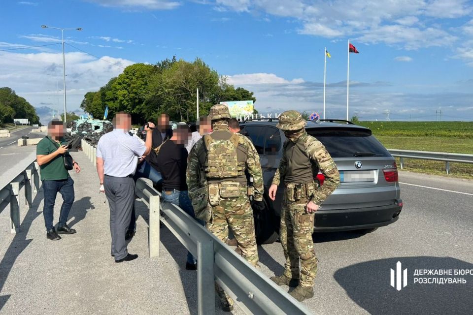 Вимагав хабар у підозрюваного: судитимуть правоохоронця з Хмельниччини