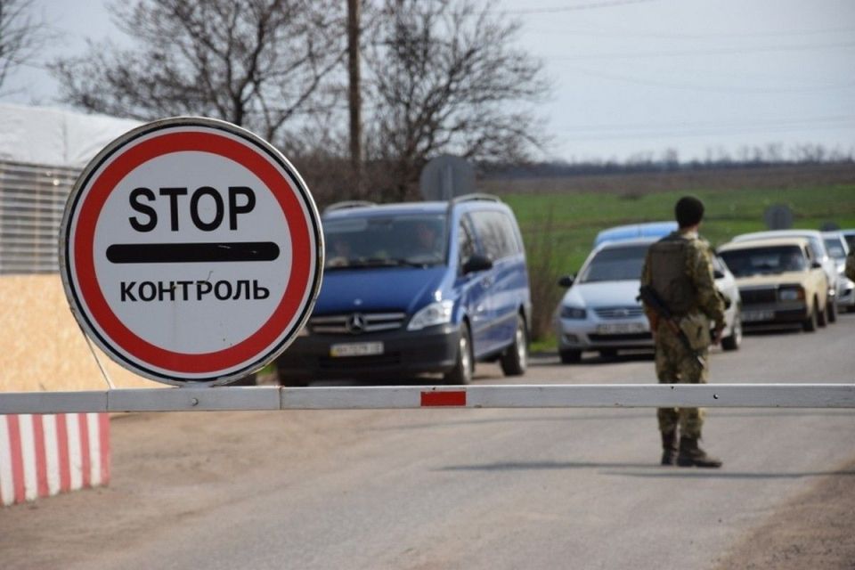 Тисячам жінок заборонили виїзд за кордон: перелік професій