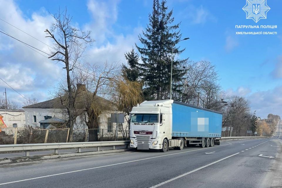 Патрульні зупинили п’яного водія вантажівки за перевищення швидкості