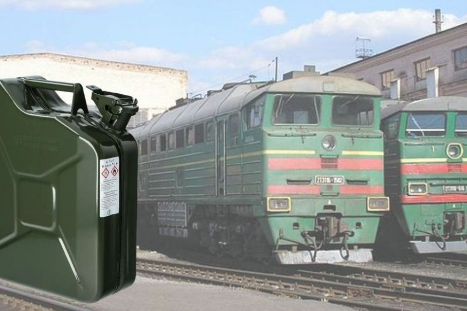 Крадіжка в Укрзалізниці на Хмельниччині: активісти показали як працівники депо зливають пальне (ВІДЕО)