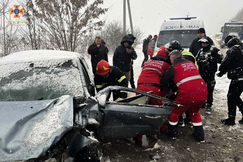 Дві ДТП на Хмельниччині: людей затисло в понівечених автівках
