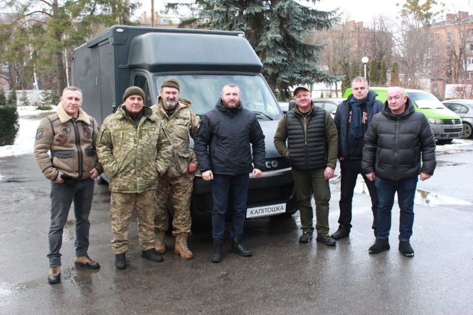 Для воїнів з Хмельниччини змайстрували мобільний банно-пральний комплекс (ФОТО)