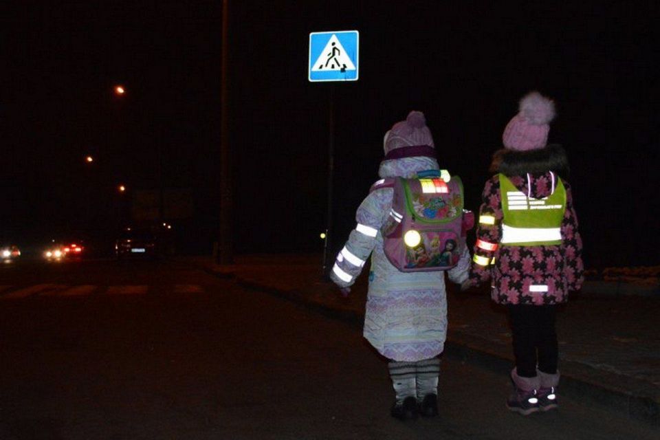 У школах та садочках дітлахам видаватимуть світловідбиваючі браслети, — Мінінтергації