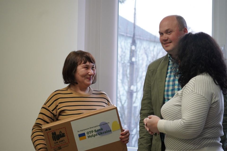 Вчителі-переселенці з Городка отримали нові ноутбуки