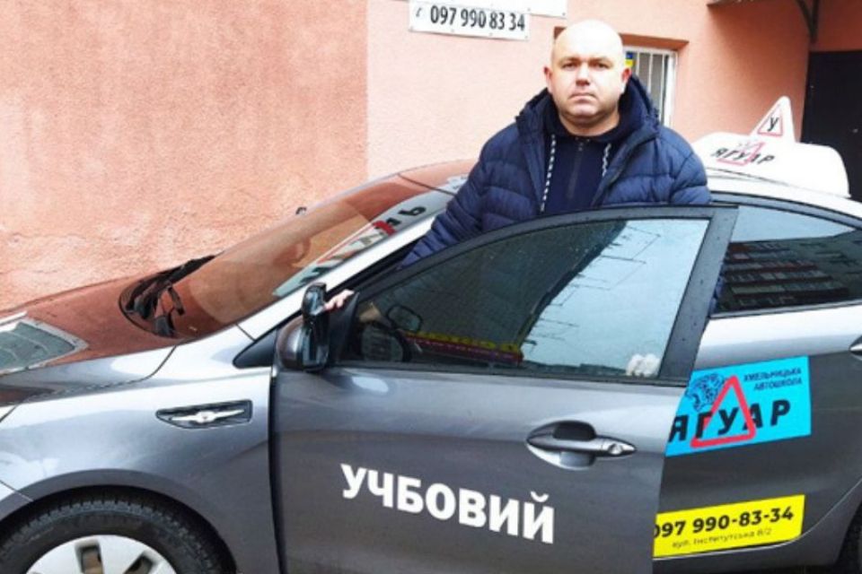 Навчання на Tesla та знижки для переселенців: як хмельничанин відкрив автошколу під час війни