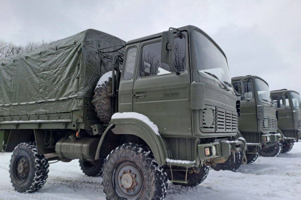 Хмельничани передали захисникам 6 військових вантажівок
