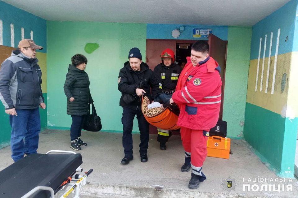 Зять забив тривогу: у Нетішині рятували пенсіонерку