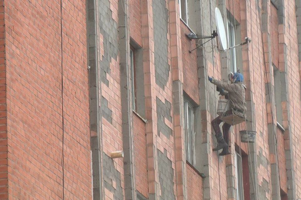 Закривають плівкою чи склом: хто та як в Хмельницькому усуває наслідки останнього обстрілу