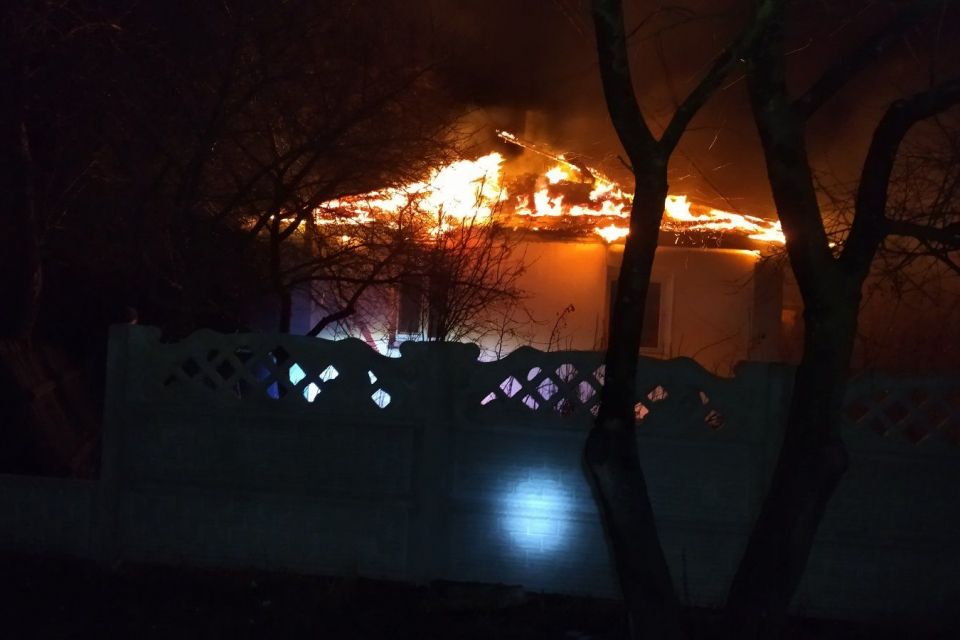 На Шепетівщині через несправну піч ледь не згорів будинок