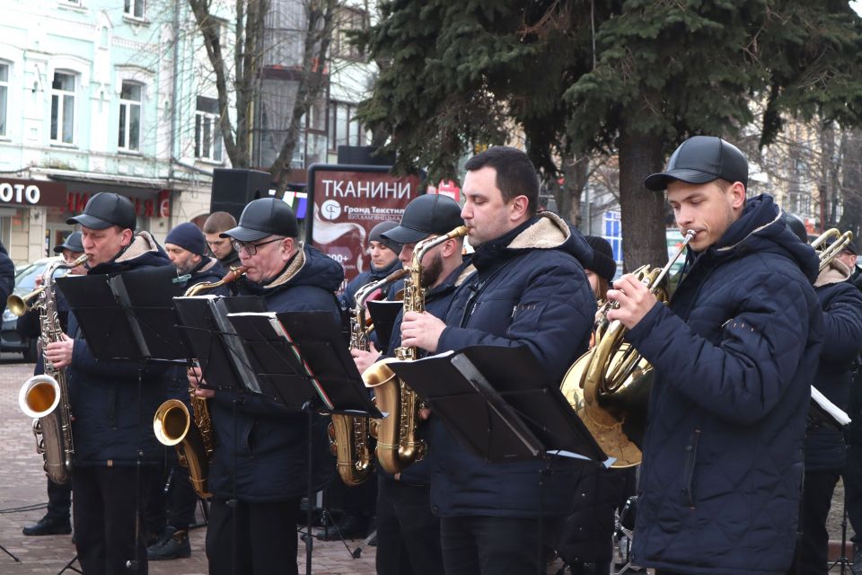 Хмельницькі митці збирають кошти на роздвідувальний дрон для військових