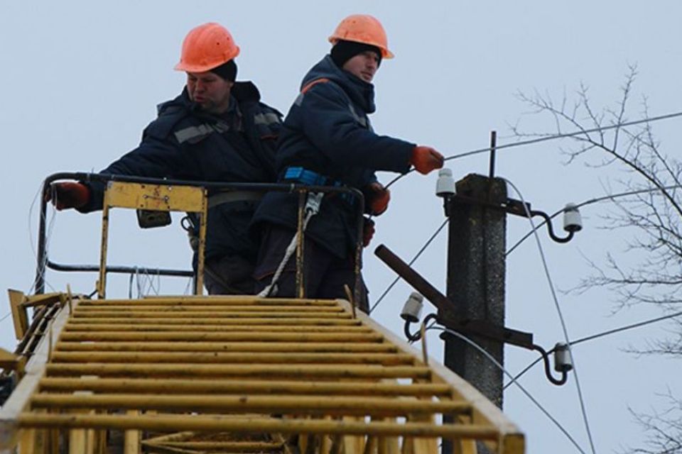 Негода наробила лиха: на Хмельниччині вітер обірвав електропроводи