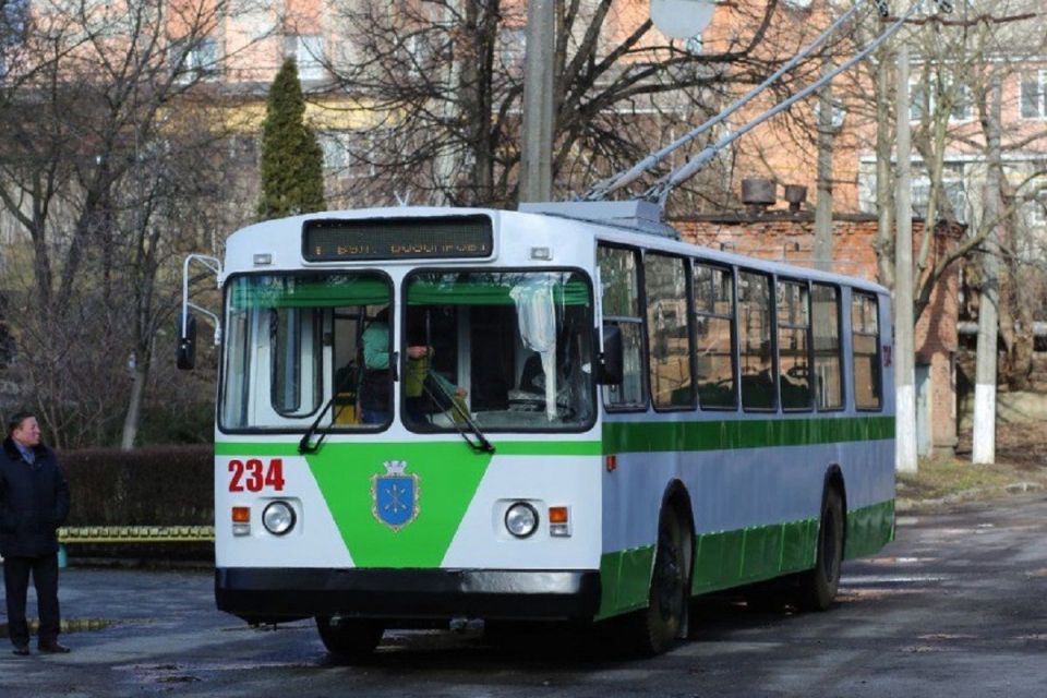 У Хмельницькому на базі «Електротрансу» капітально відремонтували перший тролейбус