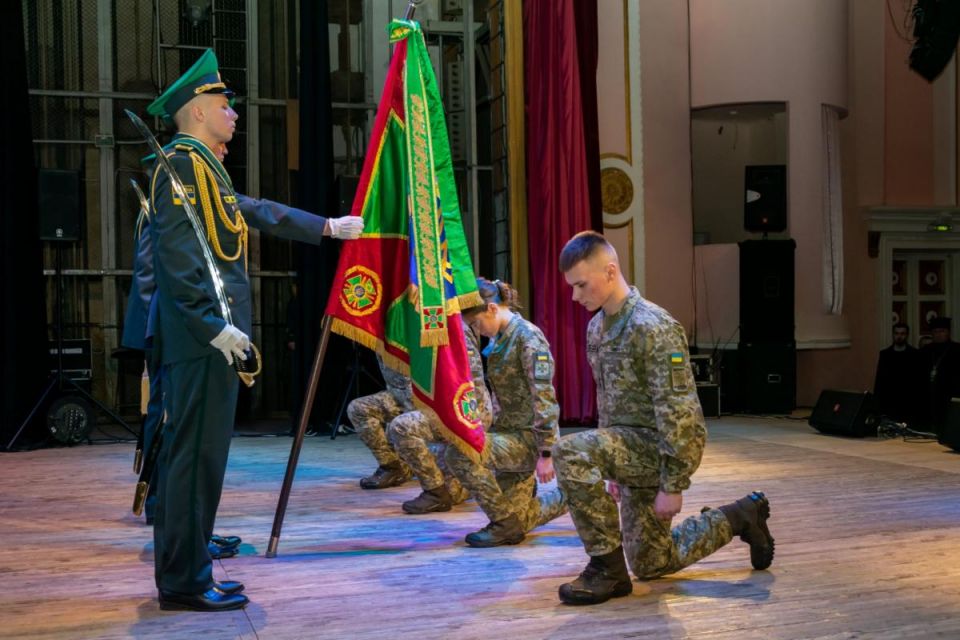 У Хмельницькому випустили офіцерів-прикордонників