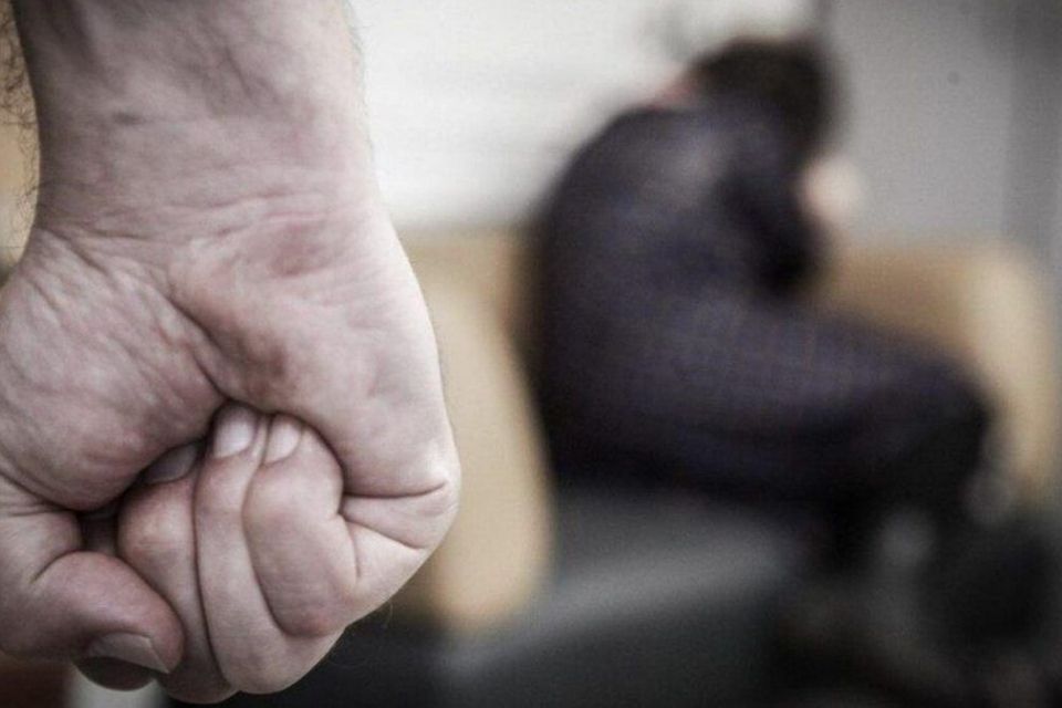 Приготувала не ту страву: хмельничанин рідній матері зламав три ребра