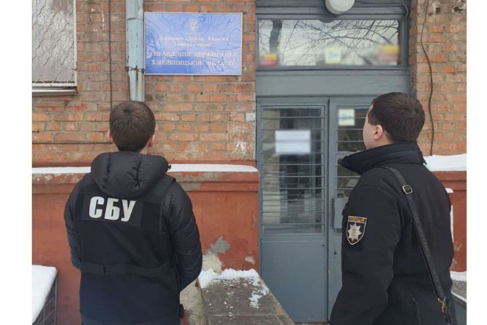 Екс начальника управління Держпраці Хмельниччини підозрюють в зловживанні службовим становищем