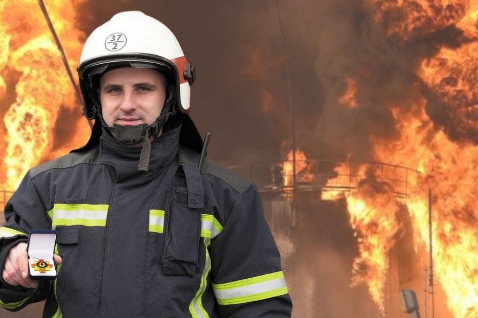 «Називають тата супергероєм»: пожежника нагородили відзнакою за гасіння нафтобази у Старокостянтинові