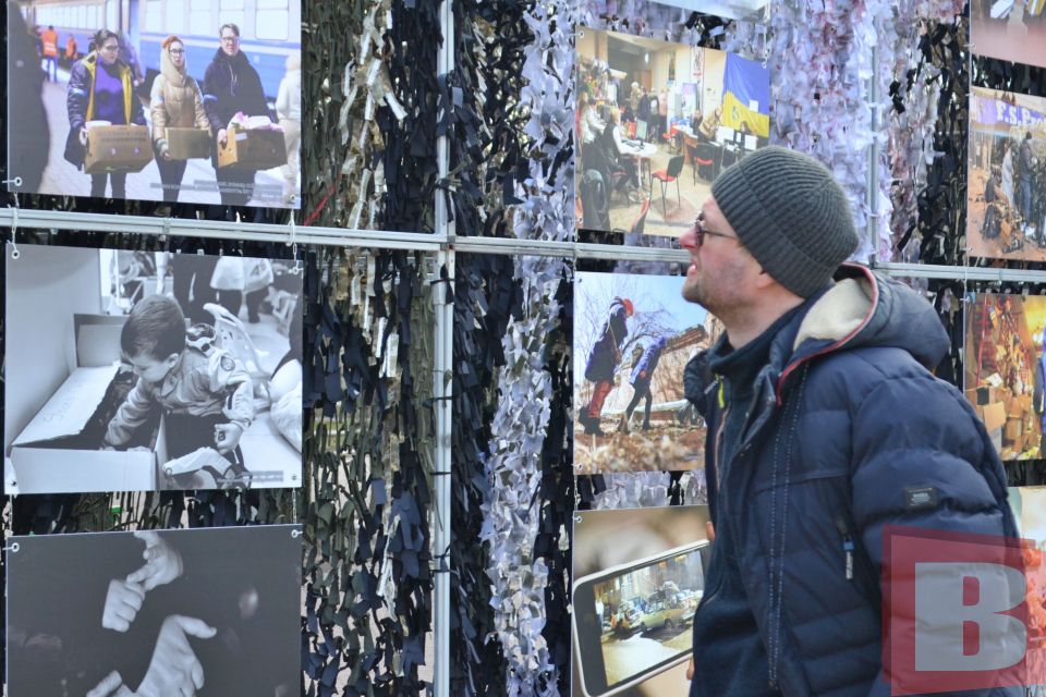 Чим жив Хмельницький рік тому: у центрі відкрили виставку “Сила тилу”