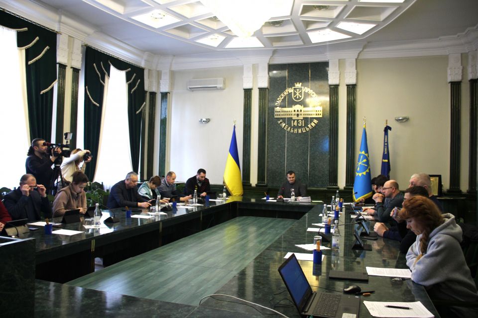 Демонтаж реклами, економія та грант: основні рішення хмельницького виконкому