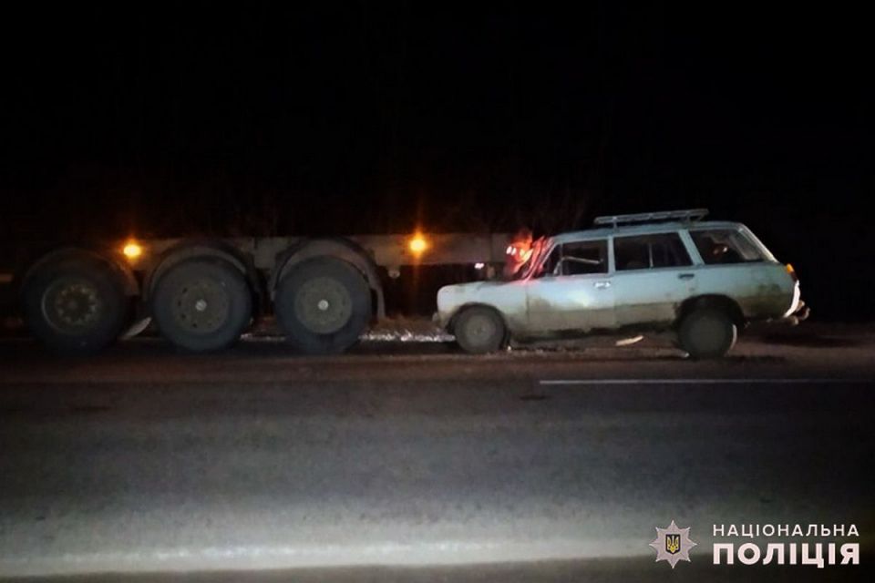 Біля Старокостянтинова “ВАЗ” влетів у припарковану вантажівку. Постраждала жінка