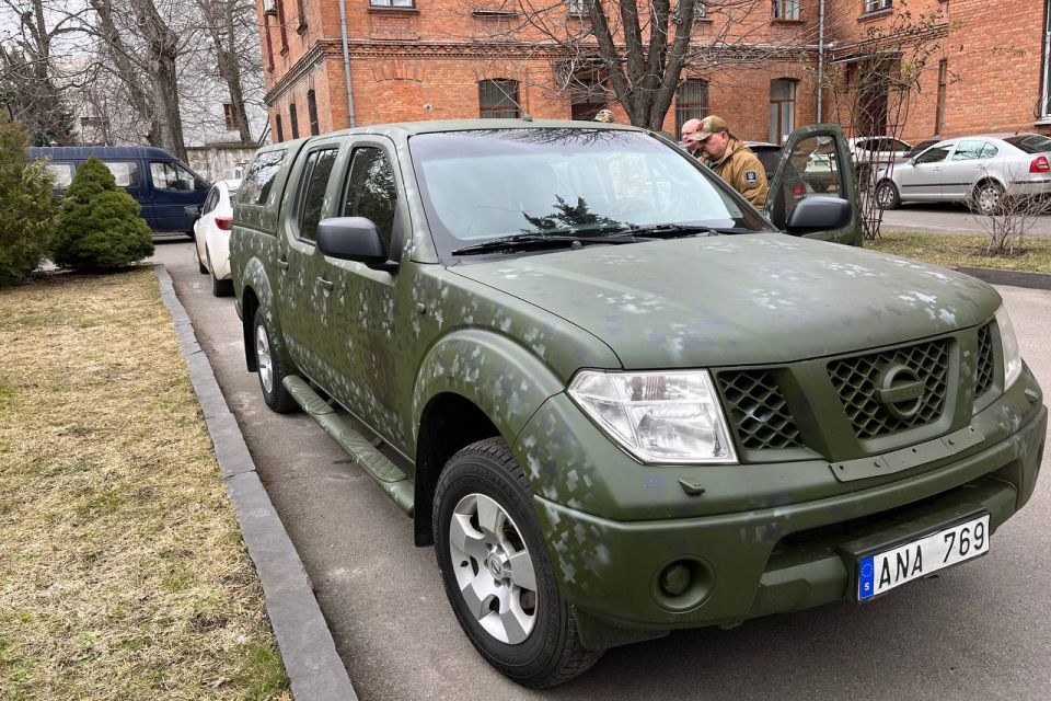 Із Хмельницького на фронт рушив бандеромобіль