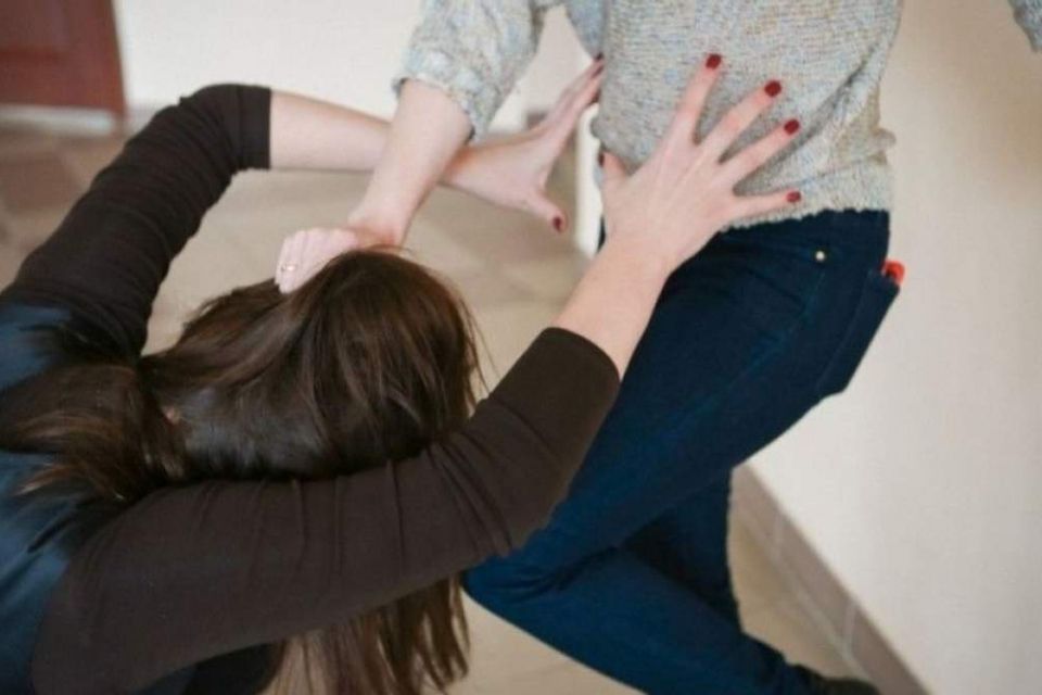 Драка девочек в шковке. Дерутся девочки школе. Драка школьников зимой. Дерутся девочки школе. Драки школьников в школе девочек.