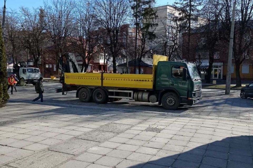 Біля ЦНТЕІ відновили скандальне будівництво (ФОТО, ВІДЕО)