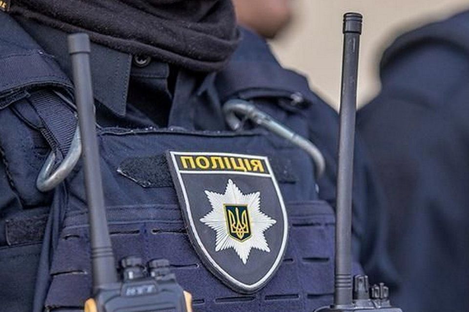 Побив чоловіка: на Хмельниччині поліцейського підозрюють у перевищенні повноважень
