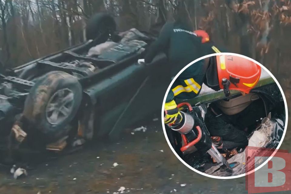 Біля Понінки перевернувся легковик. У ньому затисло водія (ВІДЕО)