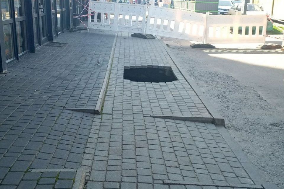 На Зарічанській провалився тротуар. Двоє людей впали у каналізаційний колектор