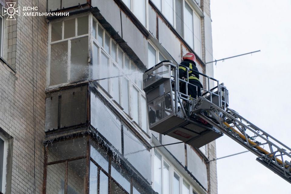 У Хмельницькому ліквідували пожежу на балконі багатоповерхівки