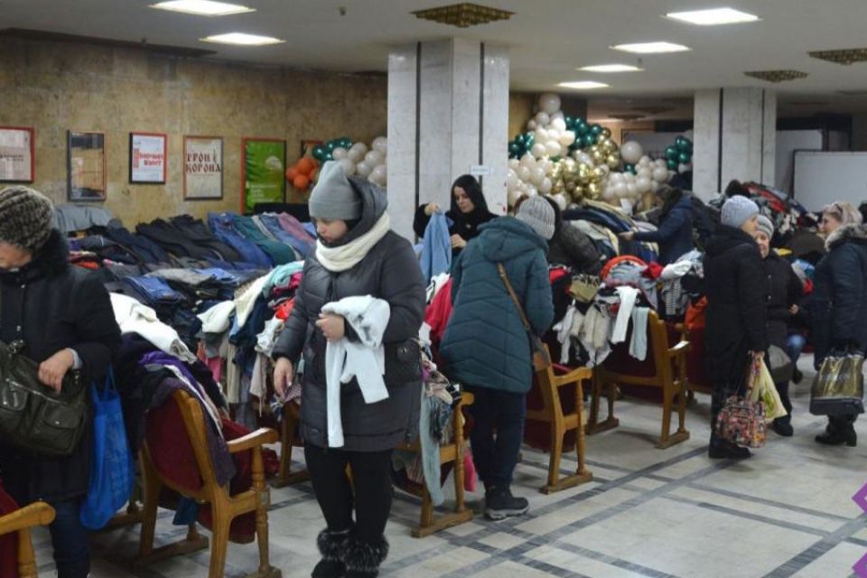 У театрі Старицького продовжують видавати гуманітарну допомогу: графік роботи