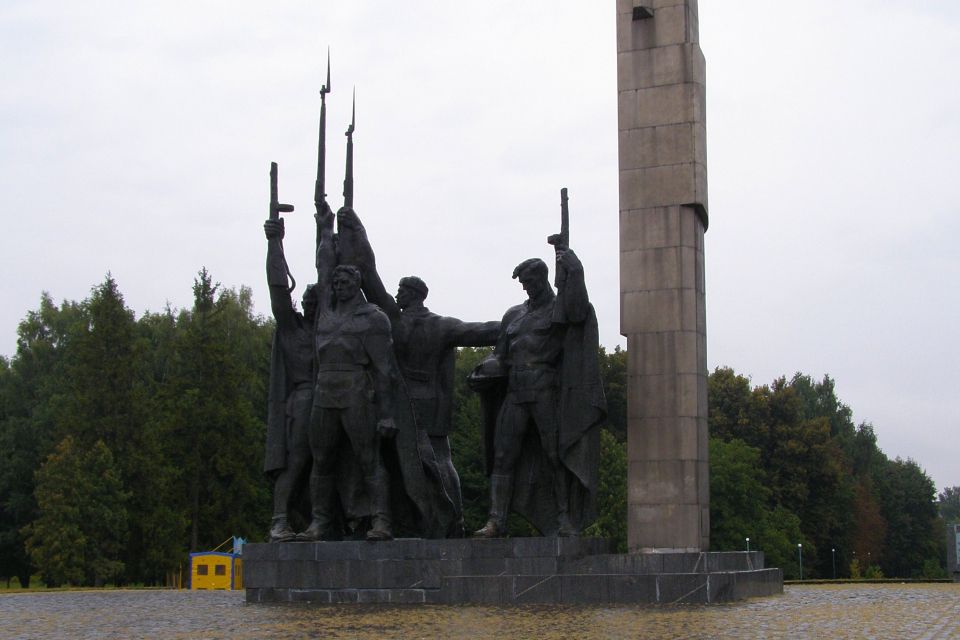 Пропонують демонтувати пам’ятник радянським солдатам та ще п’ять об’єктів на Хмельниччині (СПИСОК)