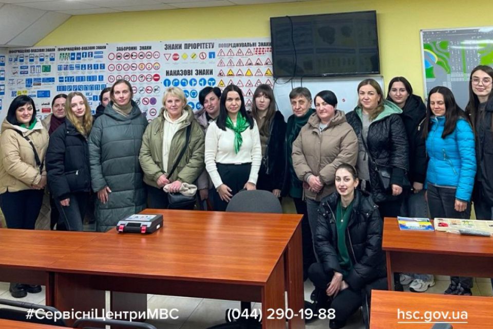 На Хмельниччині жінки військових проходять безкоштовні курси водіння